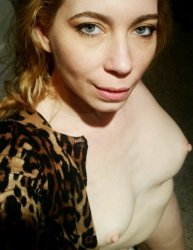 : Heiße Blondine macht geile Nackt Selfies so oft sie kann