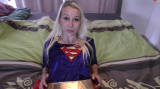: Vollgewichste Superwoman im Bett erwischt