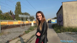 : Tschechische Mädchen wartet auf ihren Freund hat noch etwas Zeit Geld zu verdienen