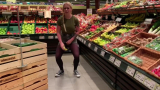 : SteffiBlond - Extrem Public das Revier markiert - Lebensmittelgeschaeft trotz Kameras  eingesaut